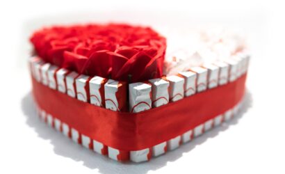 Cadou in forma de inima din Kinder Chocolate cu Raffaello si trandafiri - Flowers31