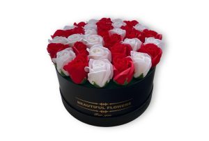 Aranjament cu Trandafiri de Săpun Roșu și Alb – Eleganță și Contrast-Flowers31