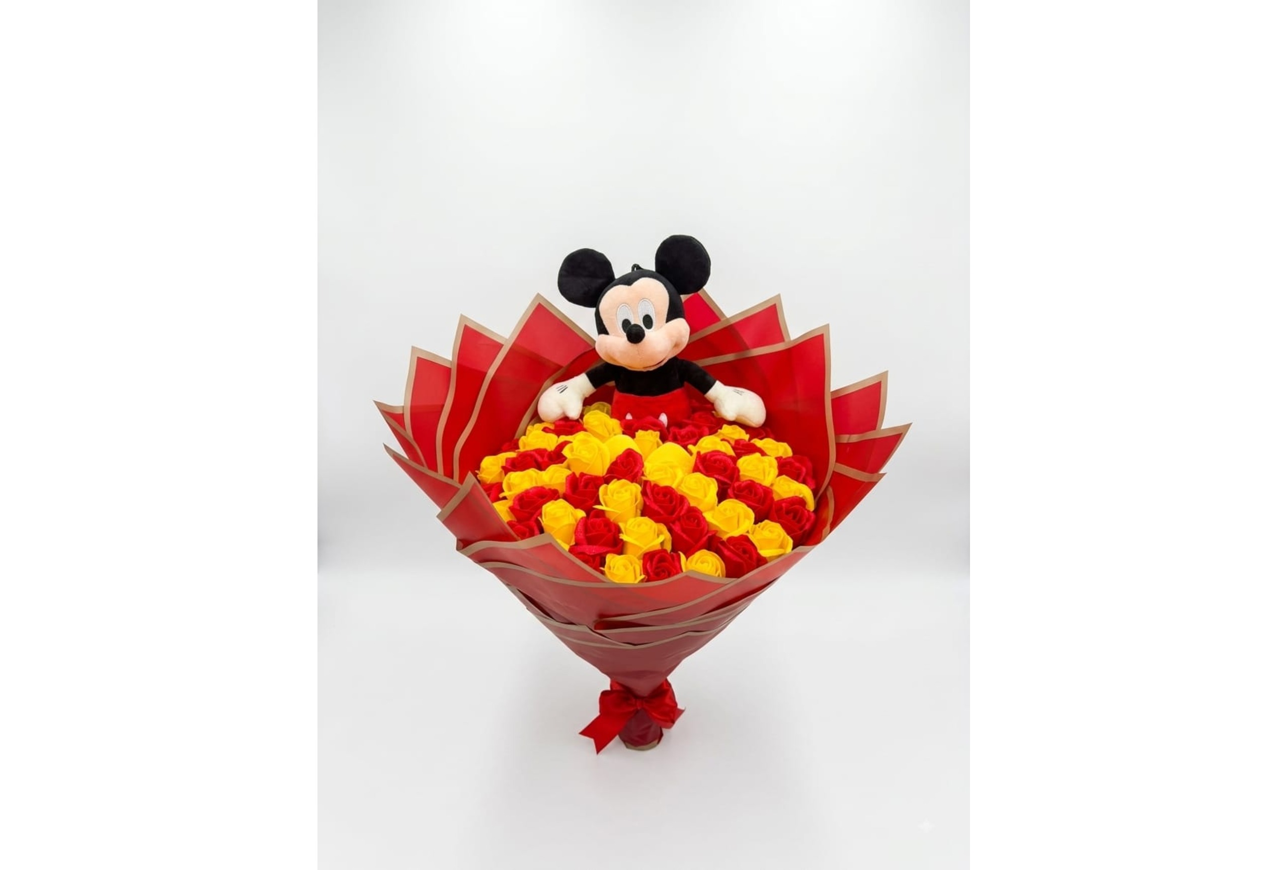 Buchet 55 Trandafiri de Săpun cu Mickey Mouse – Cadou Special pentru Ea-Flowers31